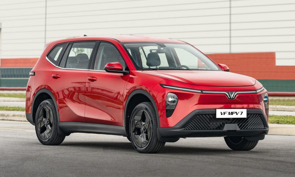 VinFast MPV 7 màu Đỏ đầu xe