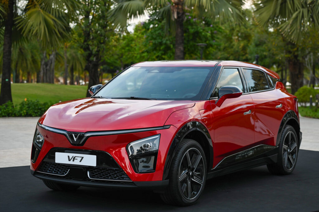 VinFast VF7 góc 3/4 đầu xe