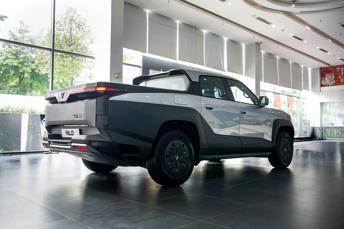 Đuôi xe và thùng hàng VinFast VF Wild tại showroom