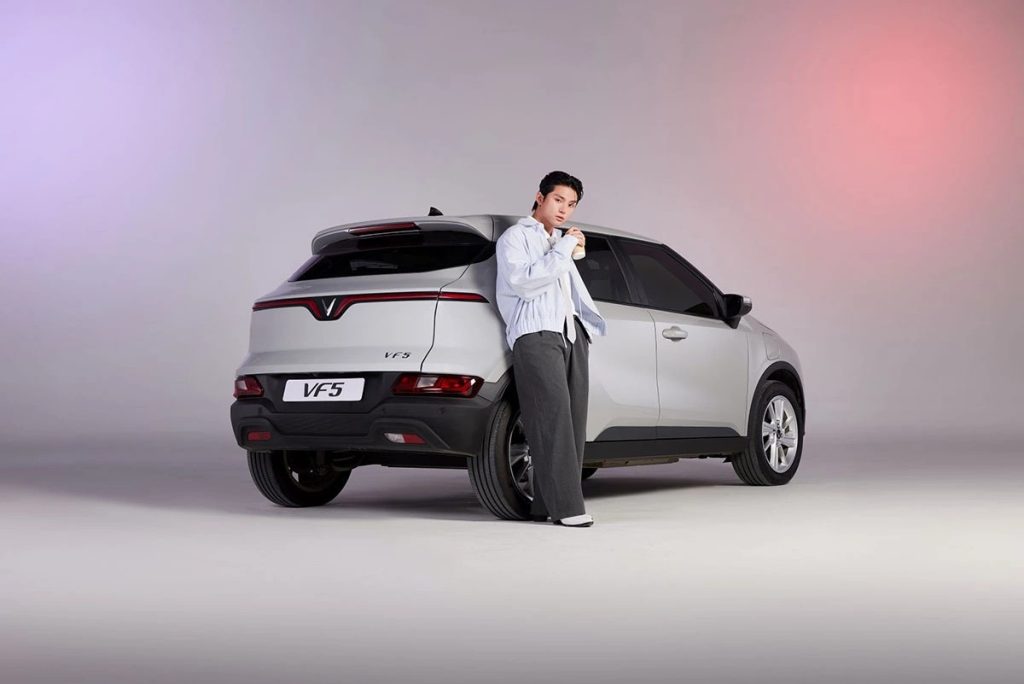 Đuôi xe VinFast VF5 màu bạc Zenith Grey