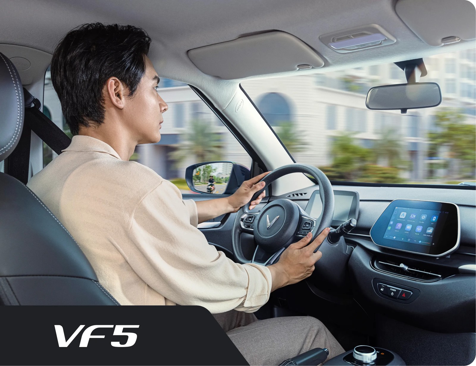 VinFast VF5 Plus vận hành trong đô thị, hệ thống cảnh báo điểm mù hiển thị trên gương chiếu hậu