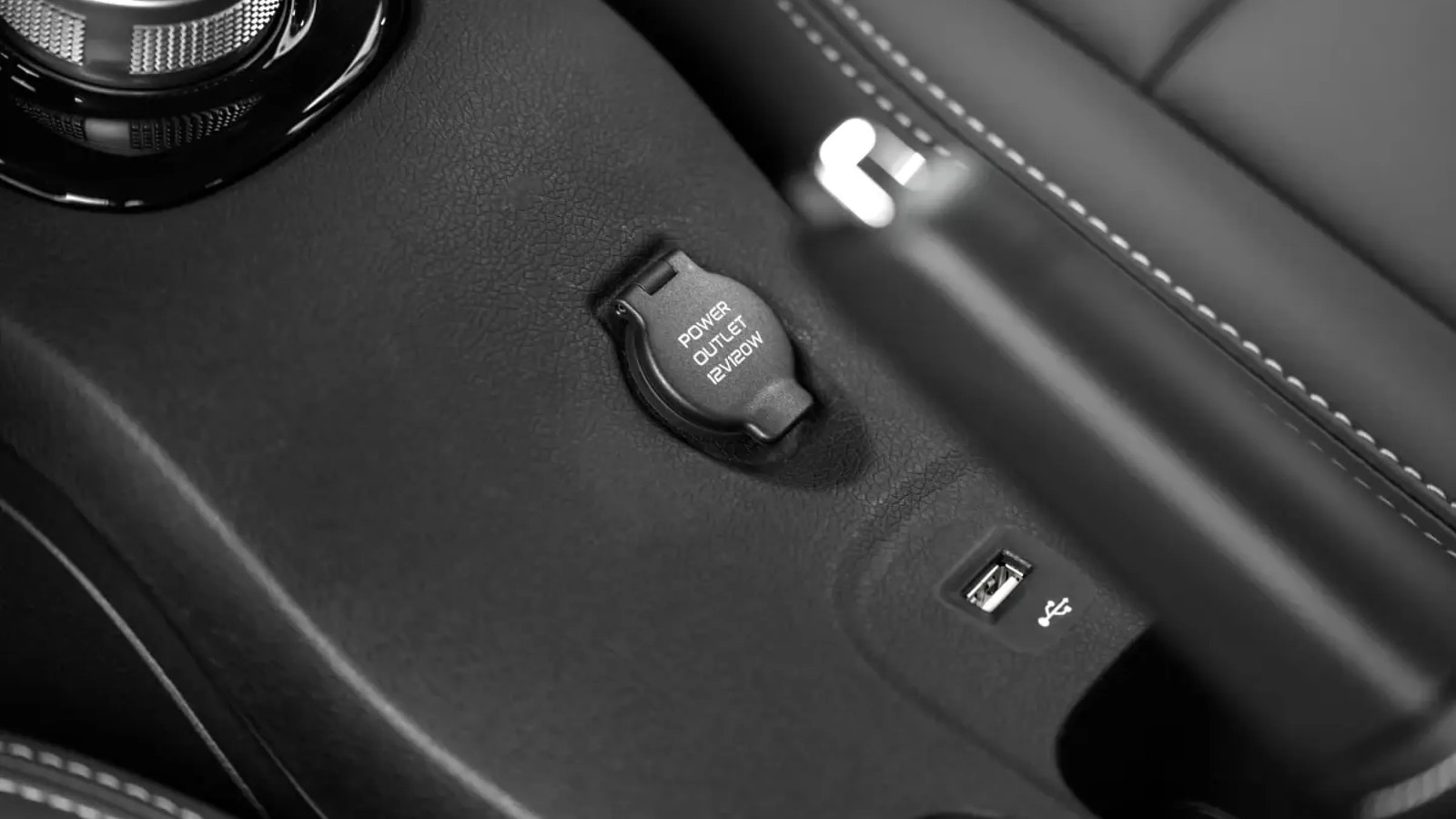Cổng sạc USB và ổ cắm điện 12V trên VinFast VF5 Plus