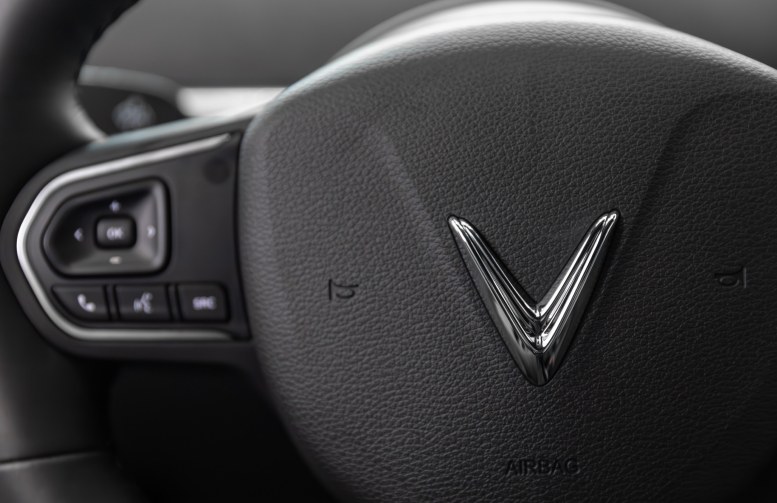 Vô lăng có logo VinFast và các phím chức năng bên trong VF6
