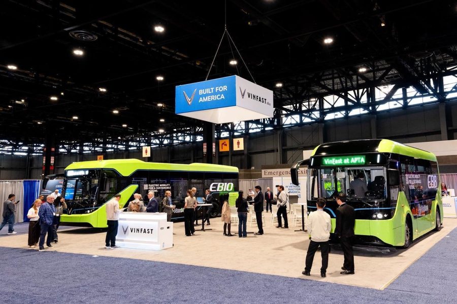 Gian hàng VinFast với hai xe buýt điện tại triển lãm ở Chicago, Mỹ